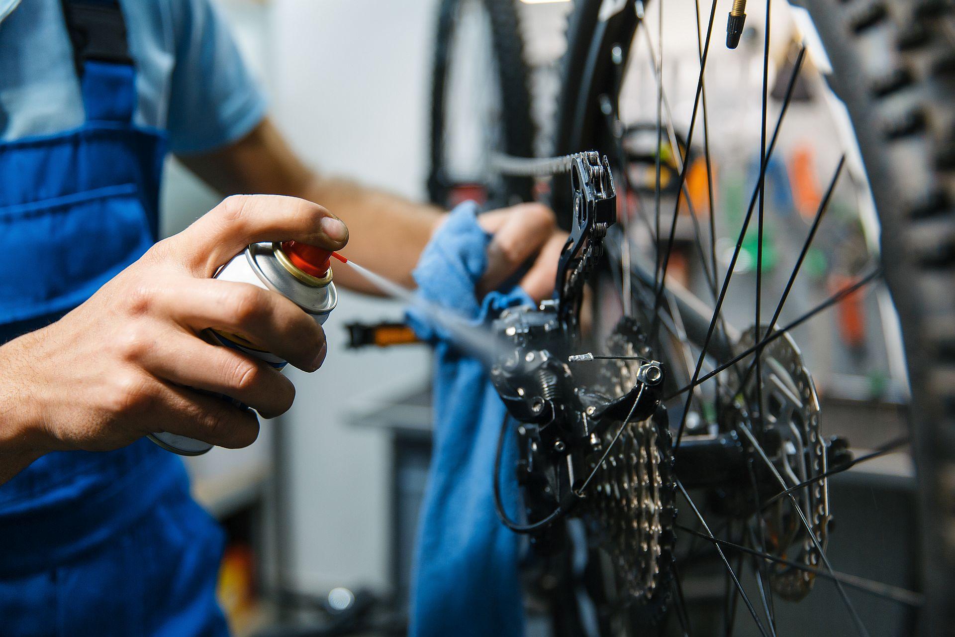 Werkstattarbeit am Antrieb eines Fahrrads